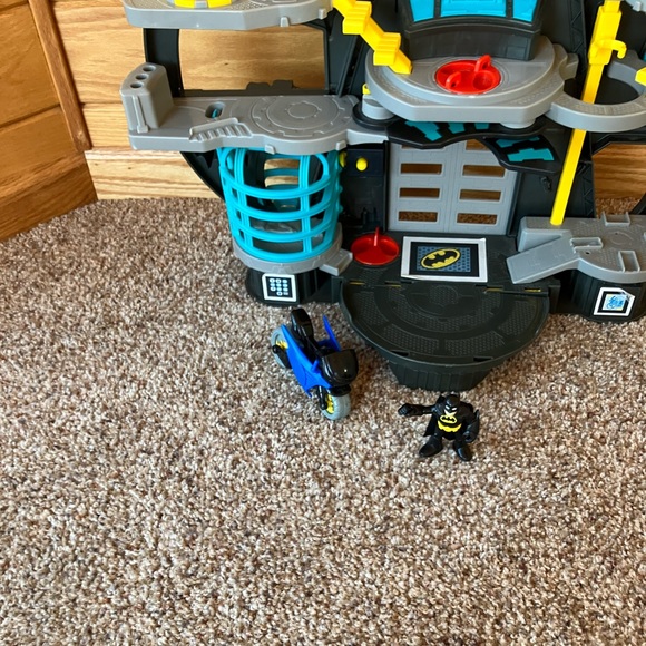 2012 imaginext Batman house - Picture 2 of 11